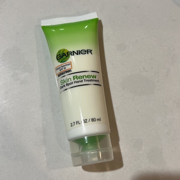 Garnier Skin Renew Dark Spot Hand Treatment - Picture 6 of 8